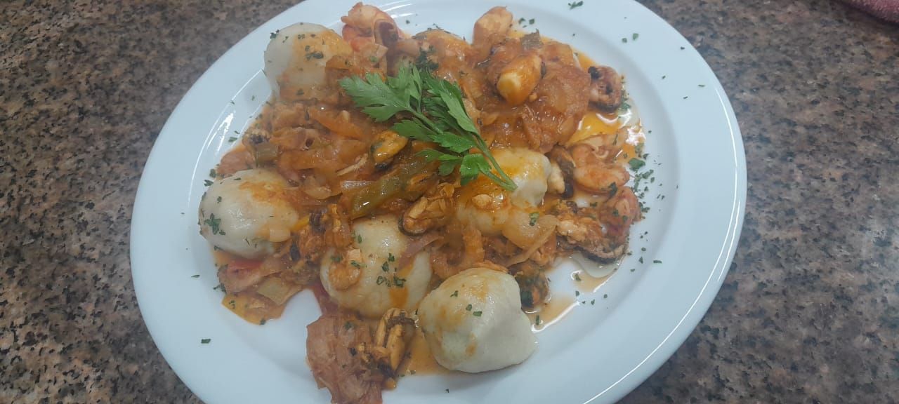 Pila de muestras de vidrio de colores sobre una encimera moteada; los colores varían del verde azulado al rojo.