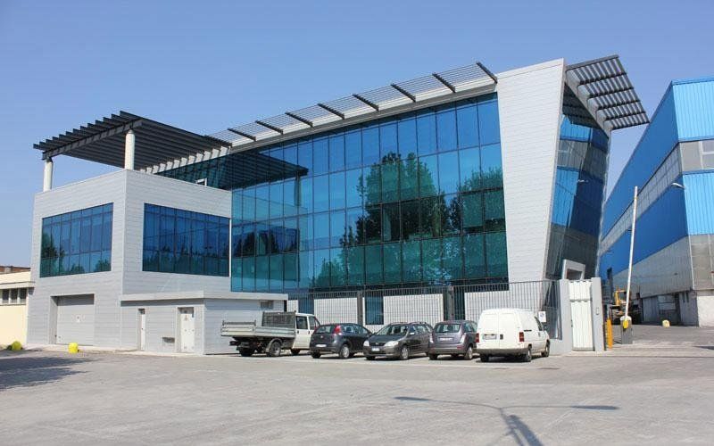 stabile con facciata in vetro