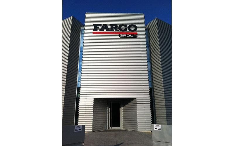 facciata in acciaio di un edificio