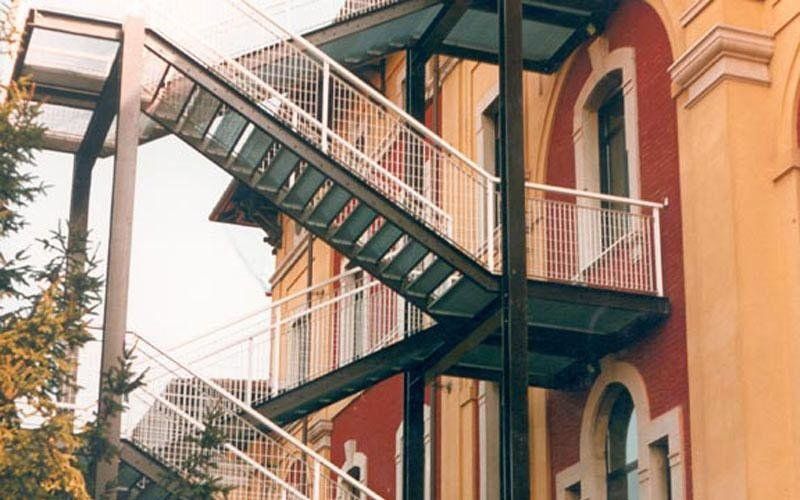 particolare di una rampa di scale d'emergenza