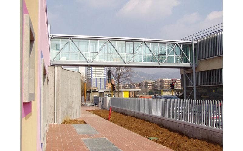 passerella con parapetto in vetro