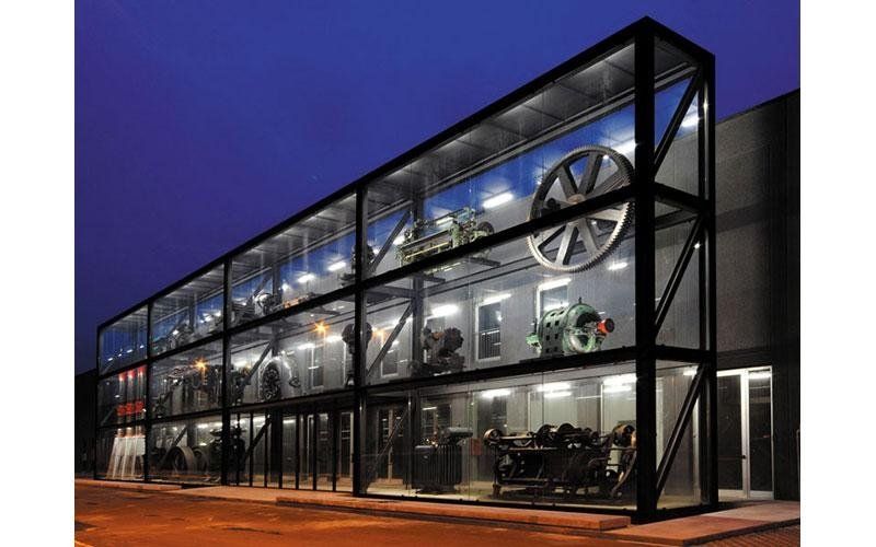 vetrata espositiva con rivestimenti in acciaio