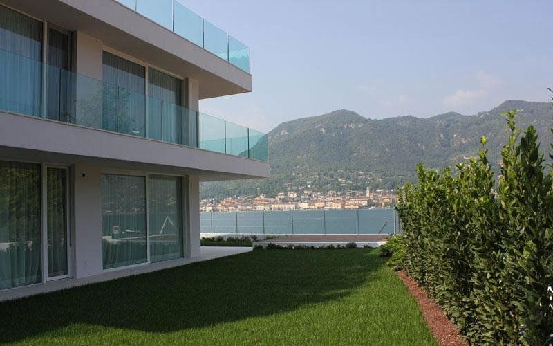 esterno di una villa con facciata in vetro