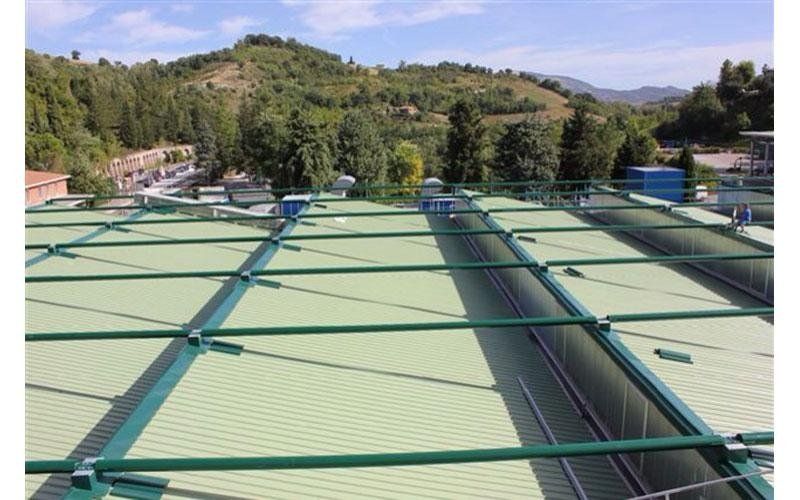 tetto di un edificio con barre metalliche