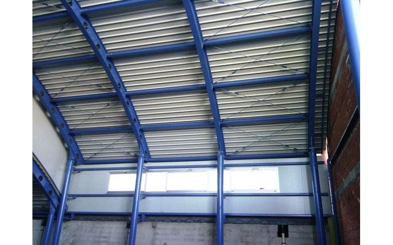 interno di un capannone con strutta in acciaio