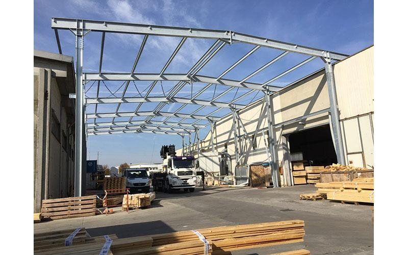 struttura in metallo di un capannone