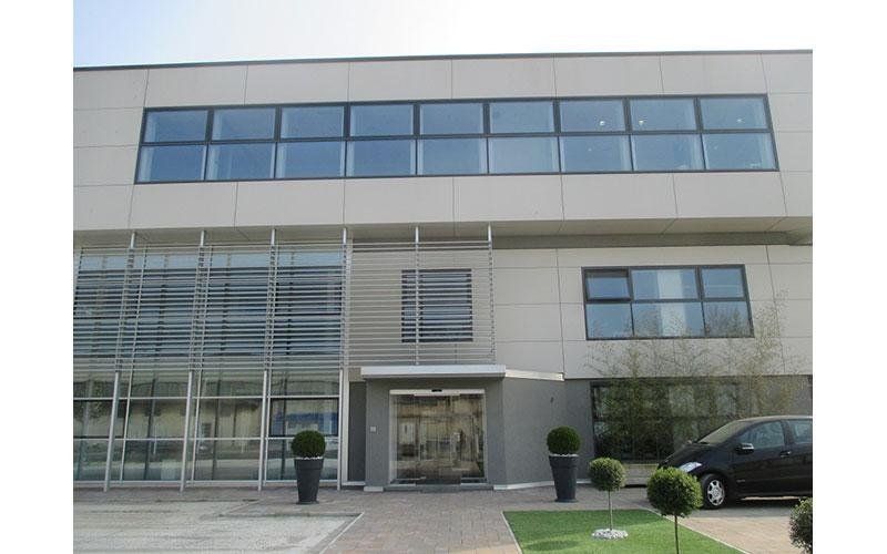 edificio con facciata continua in cemetro