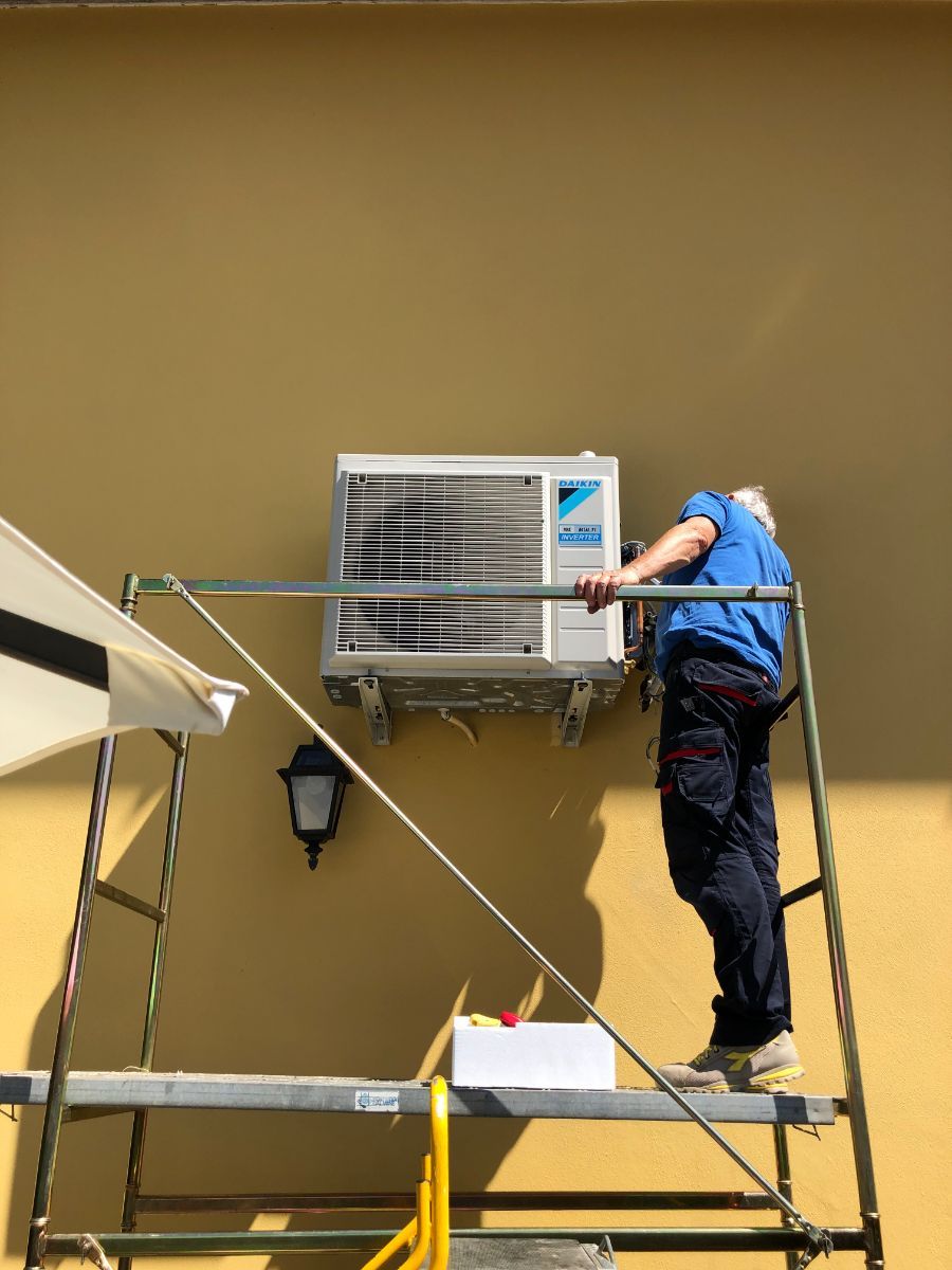 tecnici mentre montano un climatizzatore