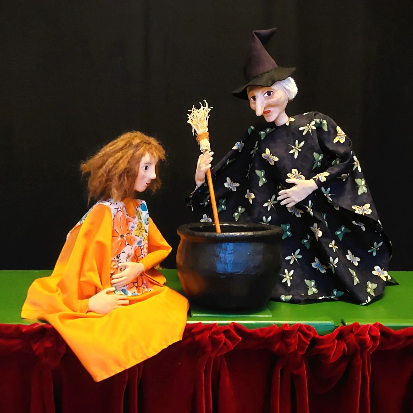 Ein Mann mit Sonnenbrille hält einen Teddybär