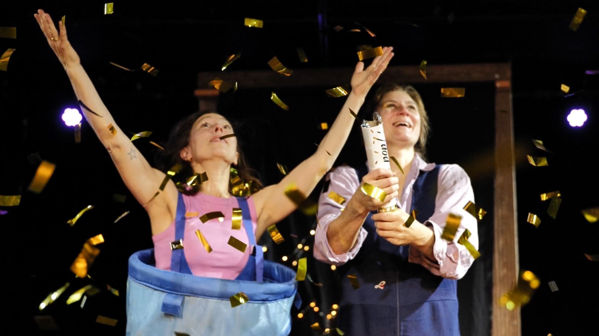 Eine Gruppe von Clowns posiert für ein Foto mit rot bemalten Gesichtern