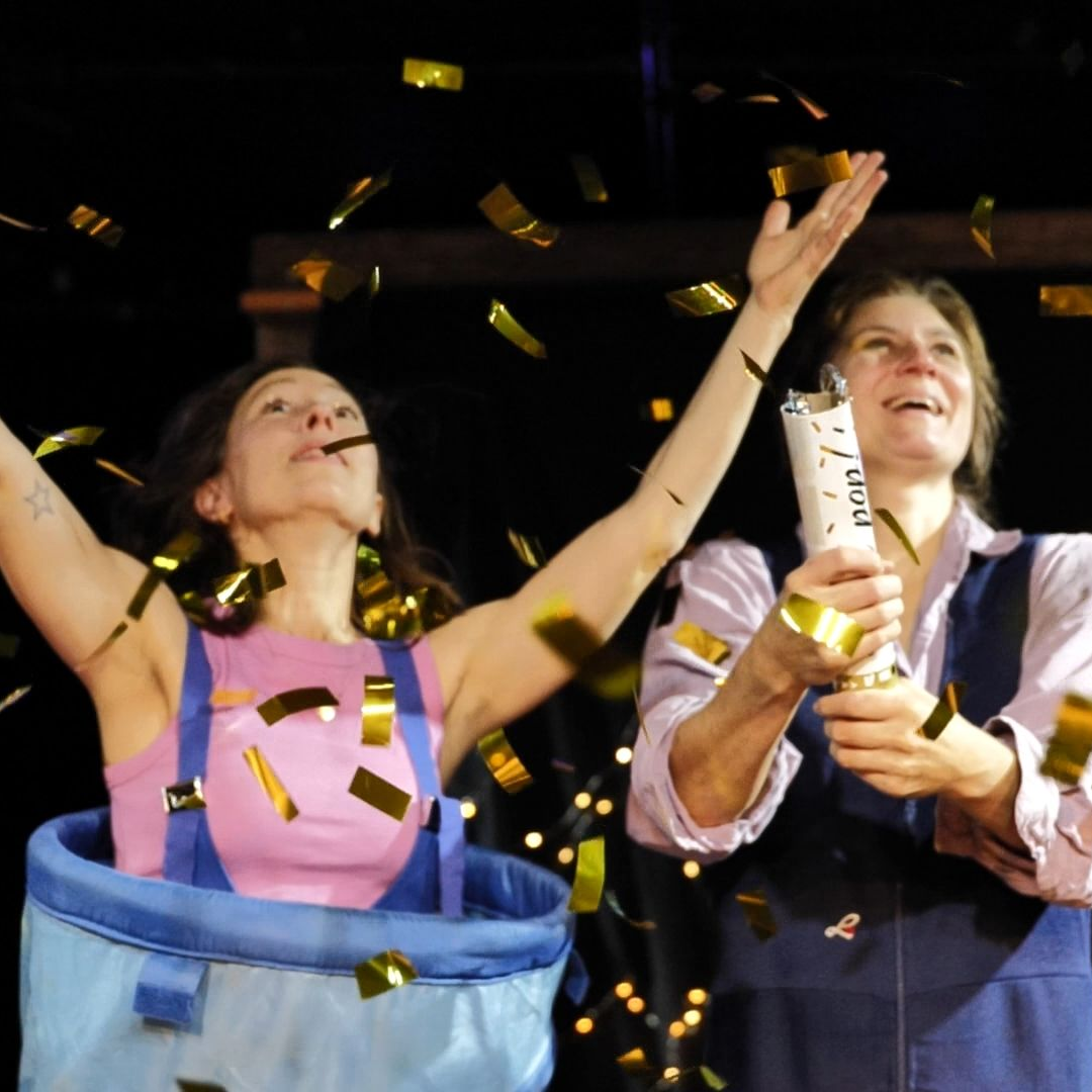 Ein Mann mit Sonnenbrille hält einen Teddybär