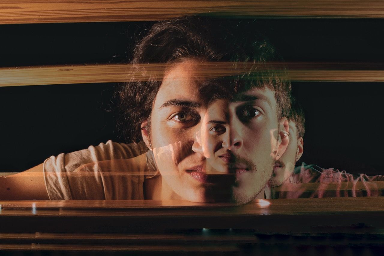 Eine Frau spielt mit einer Puppe auf einer Bühne