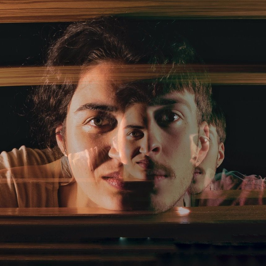 Eine Frau hält eine Puppe von einem Jungen und einer Frau