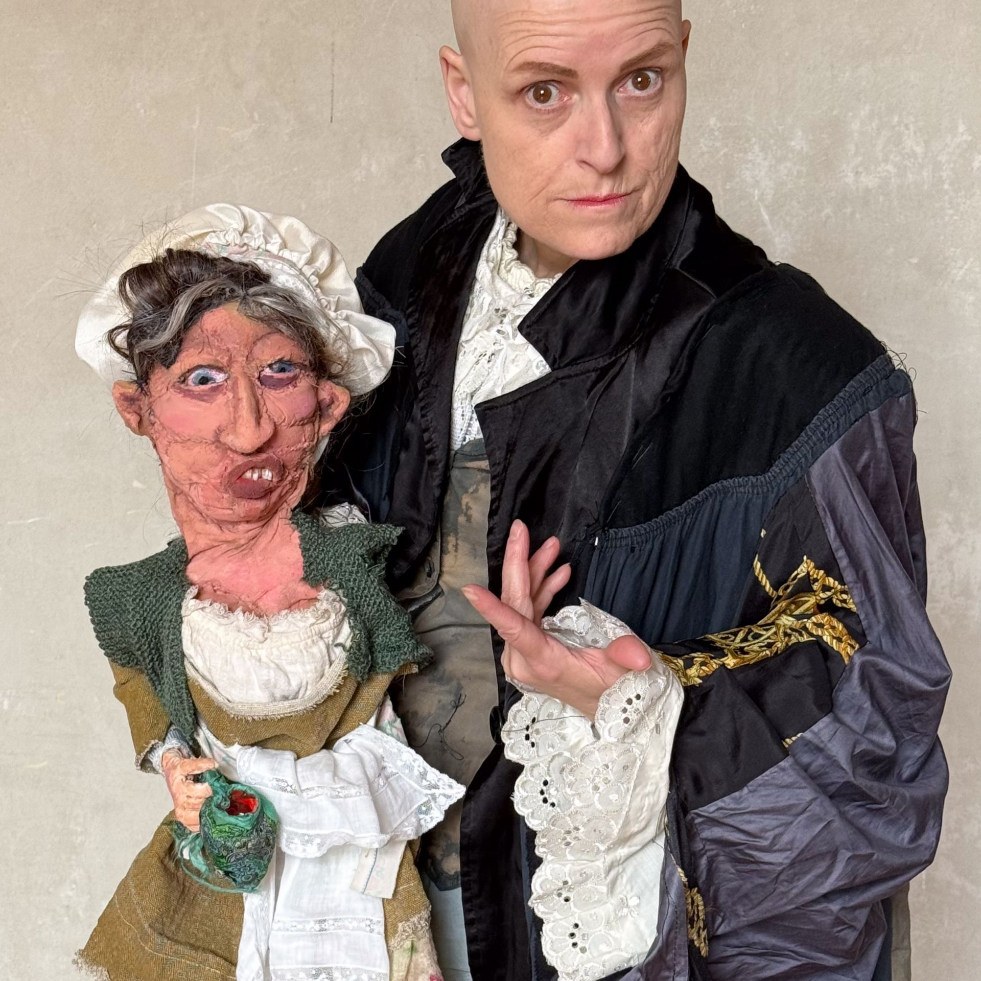 Ein Mann mit Sonnenbrille hält einen Teddybär