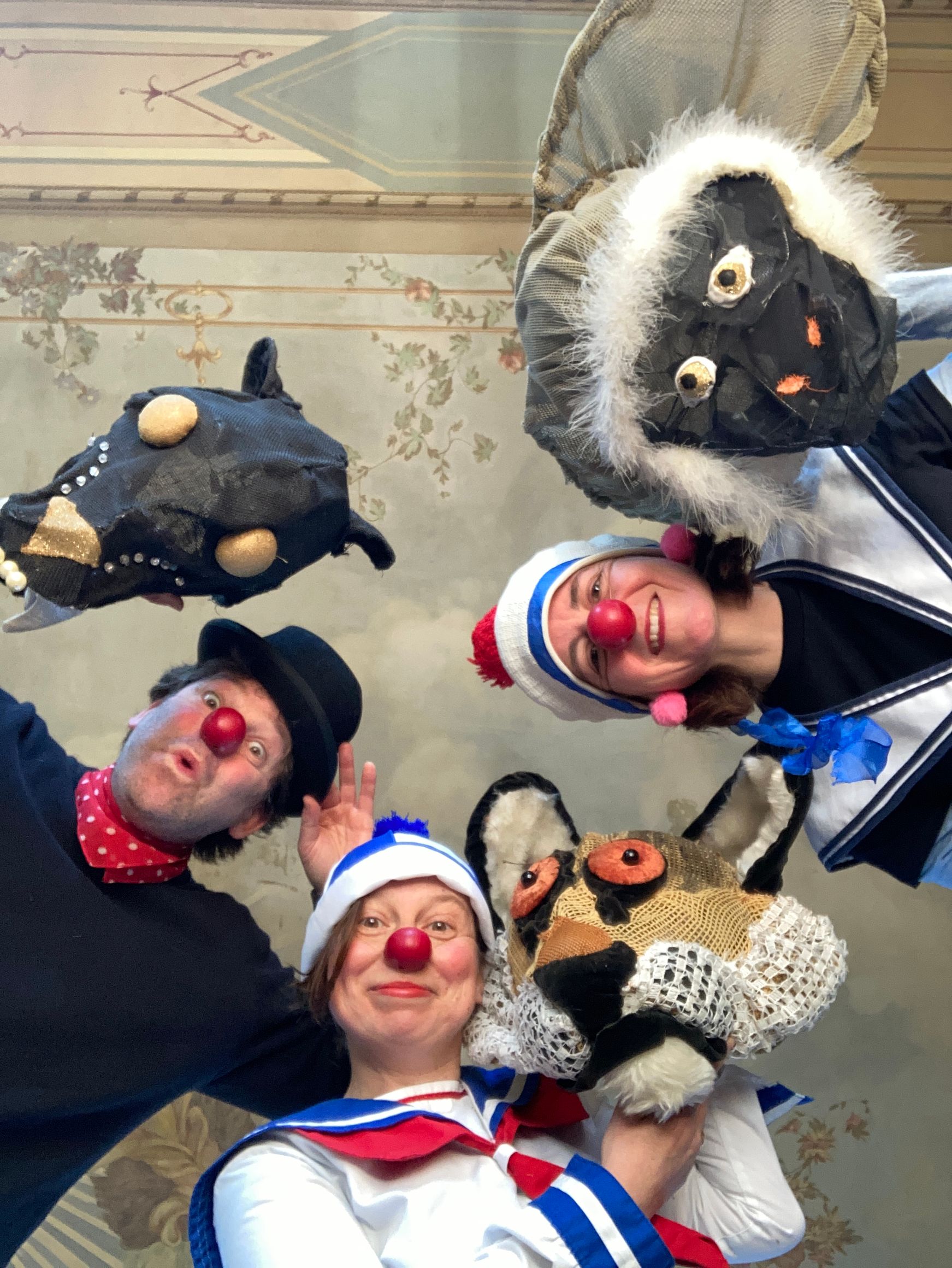 Eine Gruppe von Clowns posiert für ein Foto mit rot bemalten Gesichtern