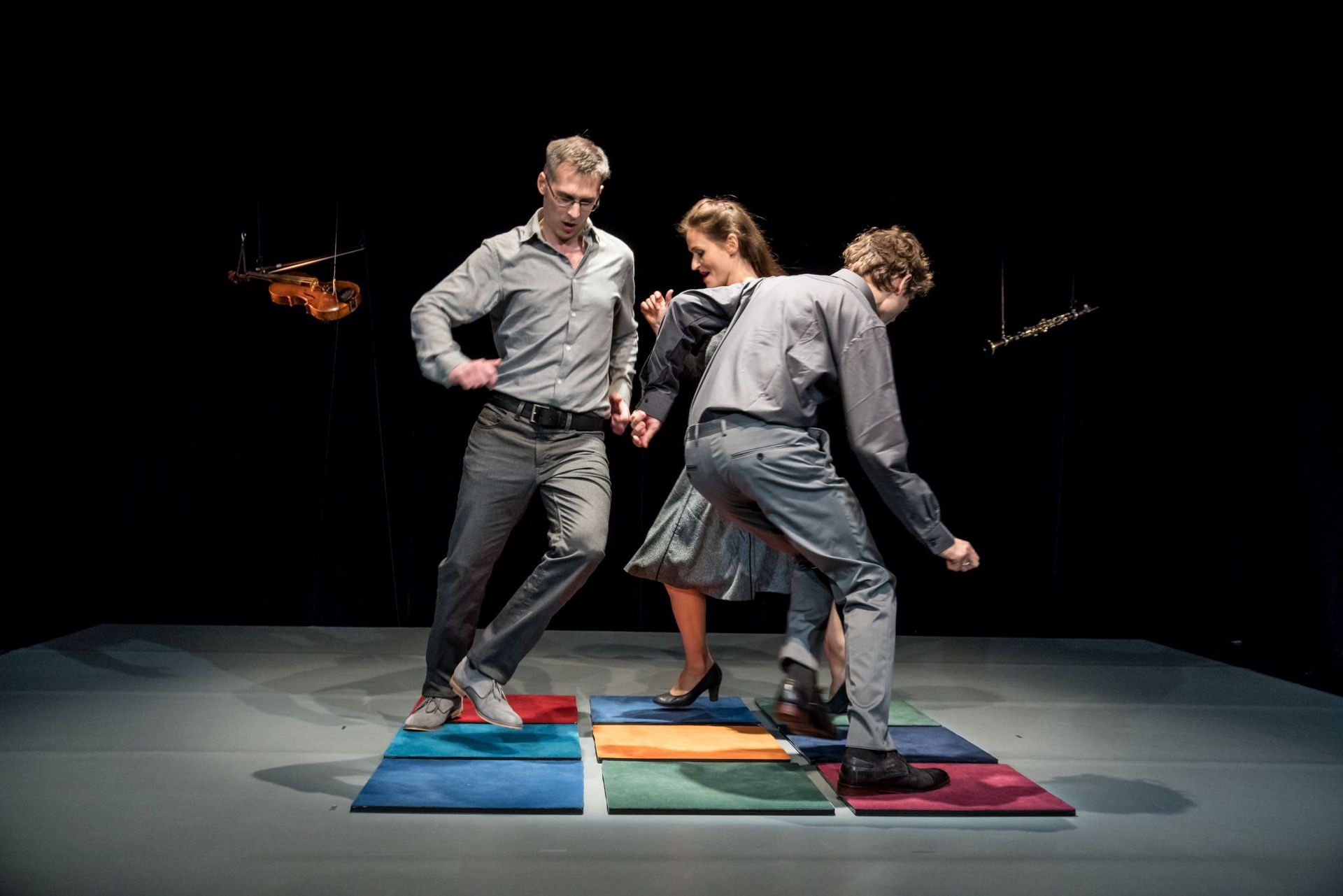 Ein lila und orangefarbener Fisch hängen an einer Kette