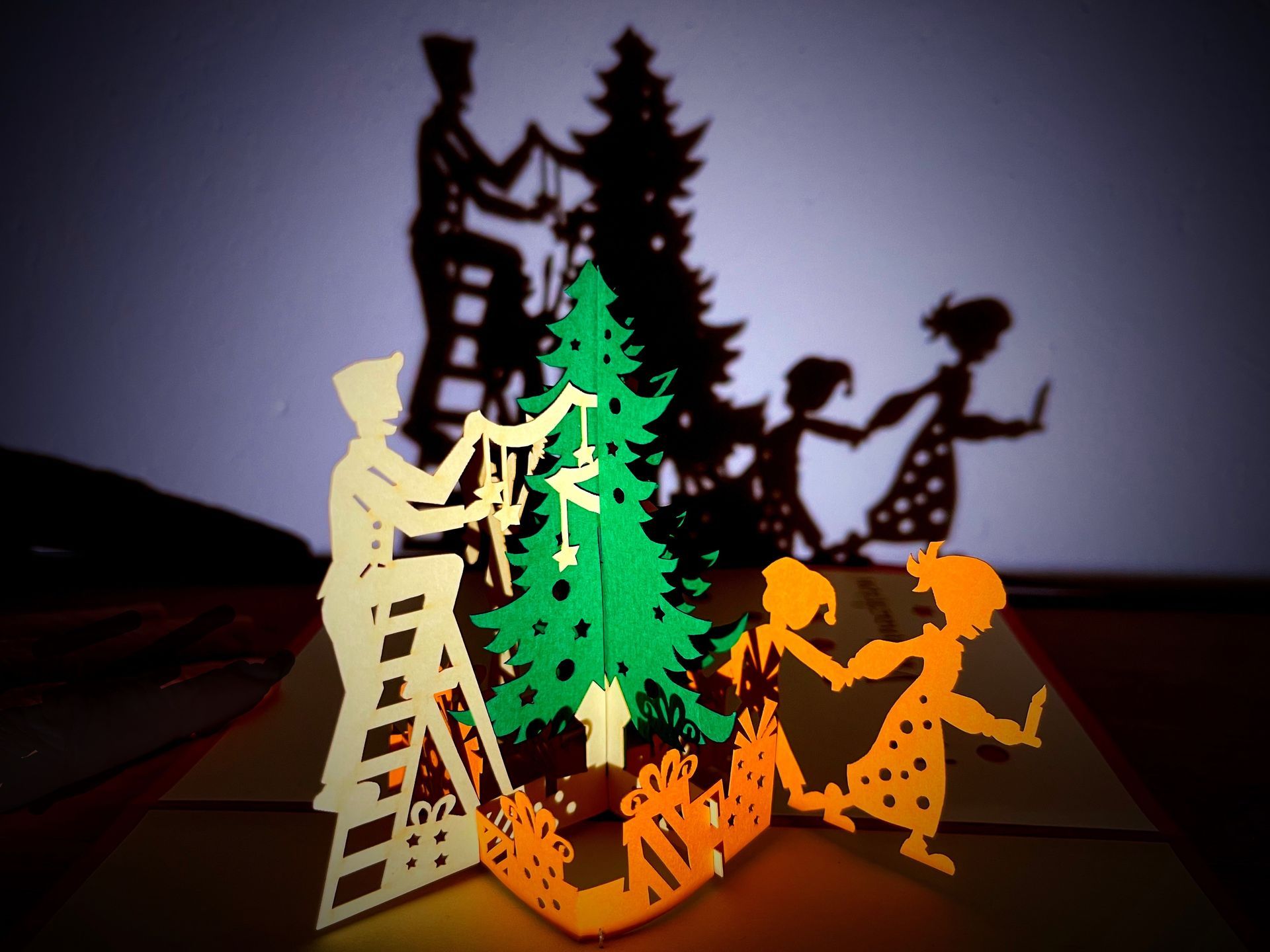 Frau greift auf der Bühne nach einem roten Ballon; Mann sitzt auf einer Leiter. Schwarzer Hintergrund.