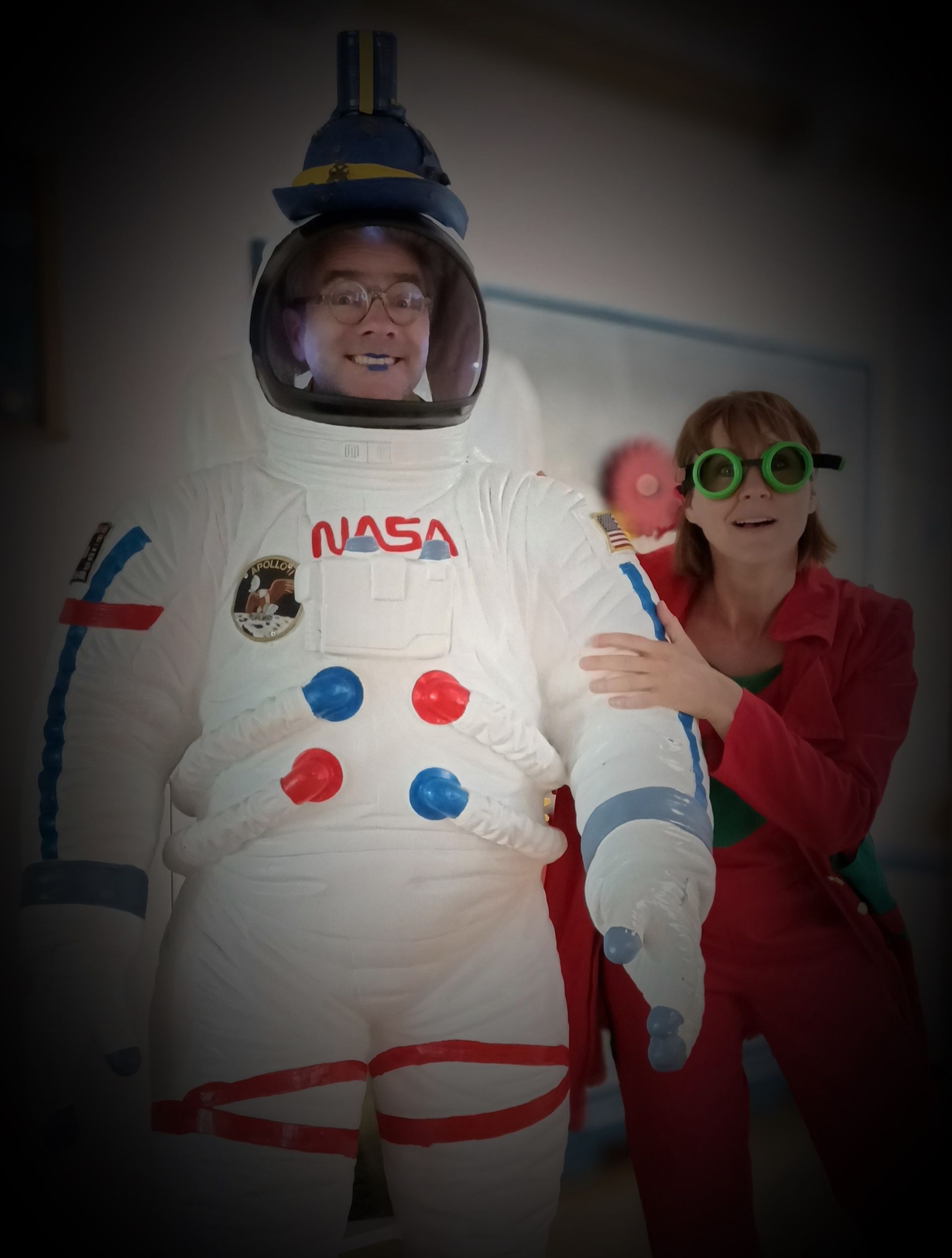 Eine Frau in einer roten Jacke steht neben einer anderen Frau