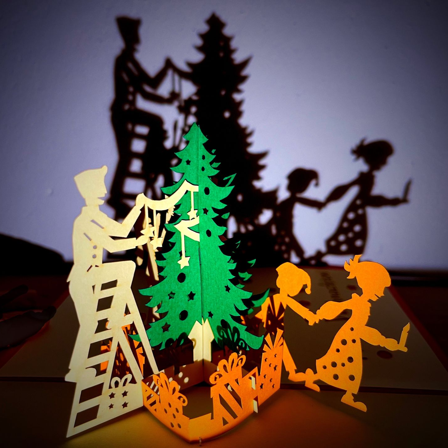 Ein Mann und eine Frau spielen mit einem roten Seil