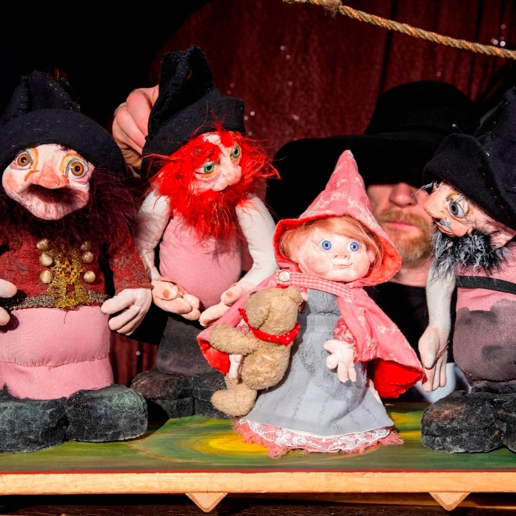 Ein Mann, der mit einer Pfeife im Mund Akkordeon spielt