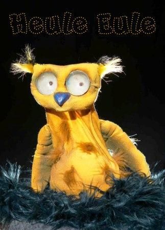 Ein lila und orangefarbener Fisch hängen an einer Kette