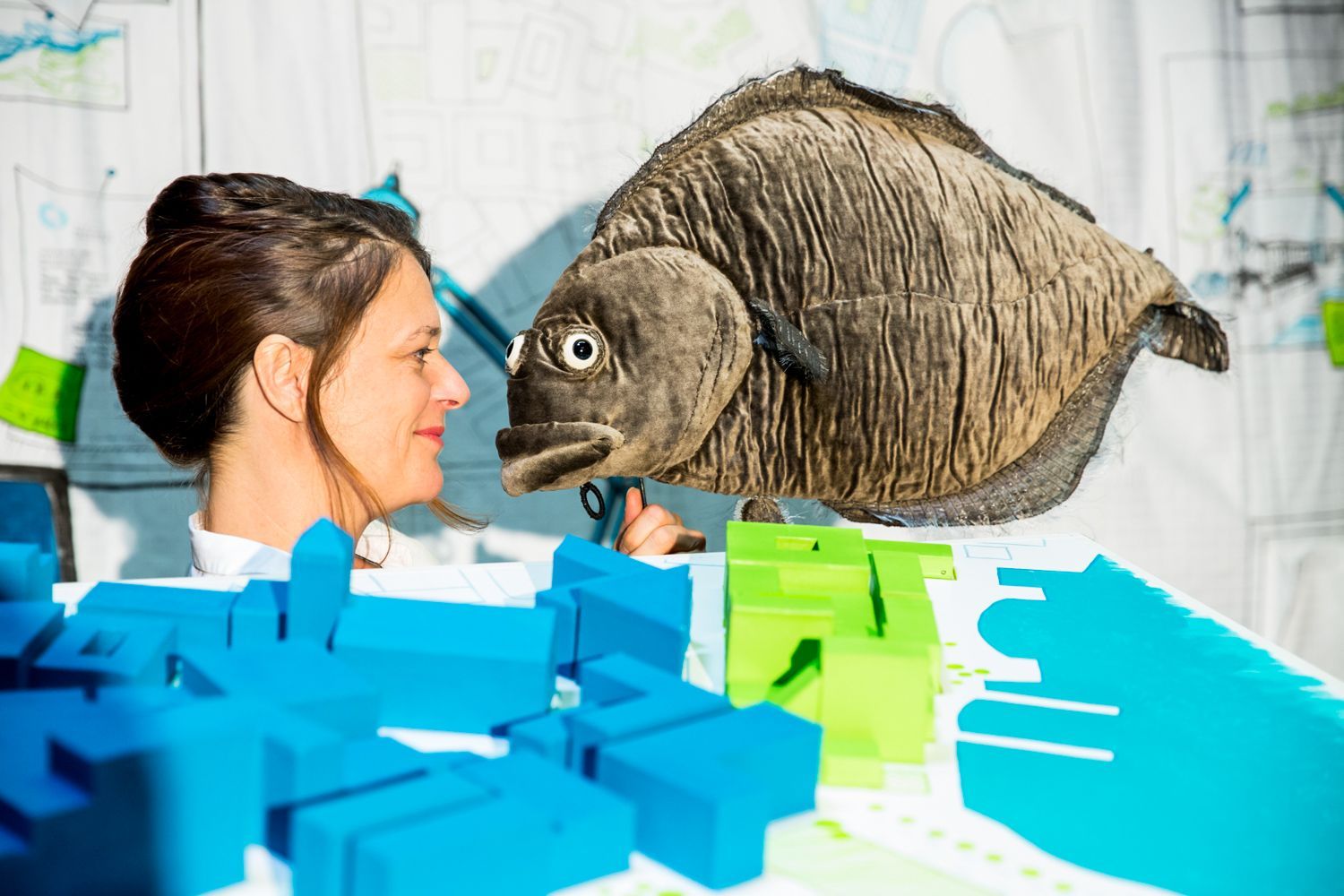 Eine Frau in einer roten Jacke steht neben einer anderen Frau