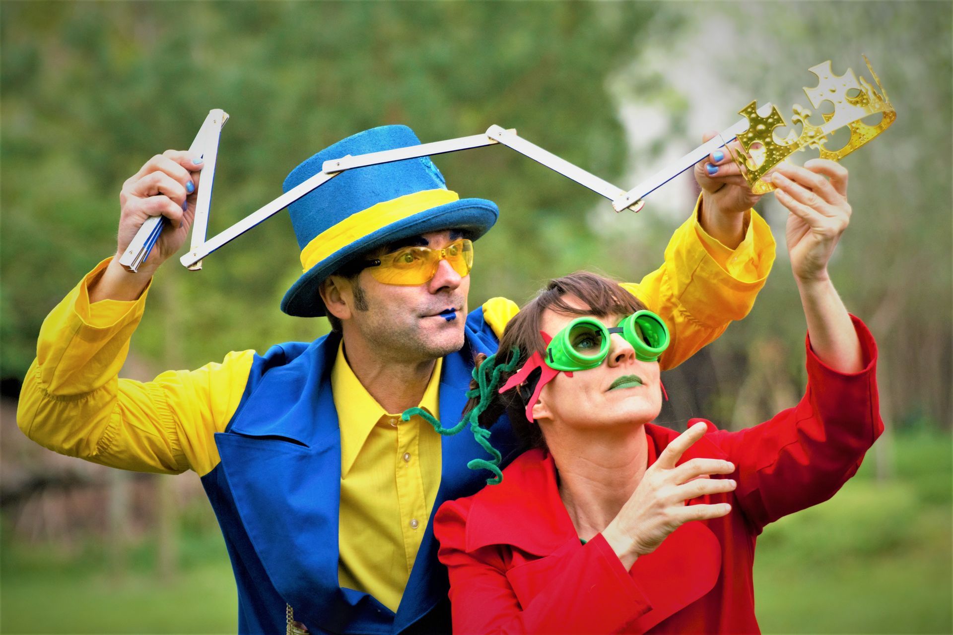 Ein Mann und eine Frau spielen mit einem Spielzeug