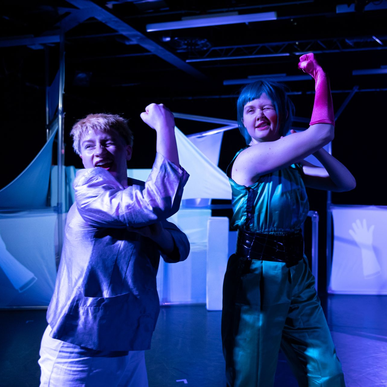 Ein Stern mit einem Gesicht darauf ist auf der Spitze eines Weihnachtsbaumes