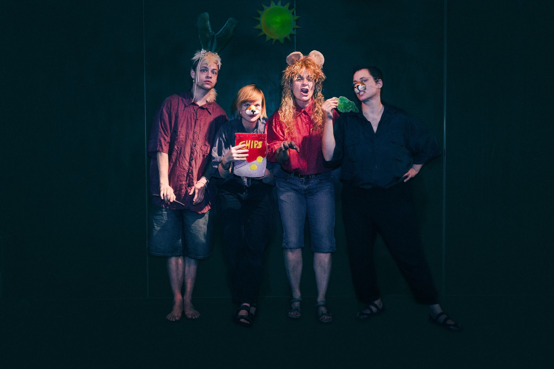 Eine Gruppe von Menschen posiert für ein Foto mit einer Sonne im Hintergrund