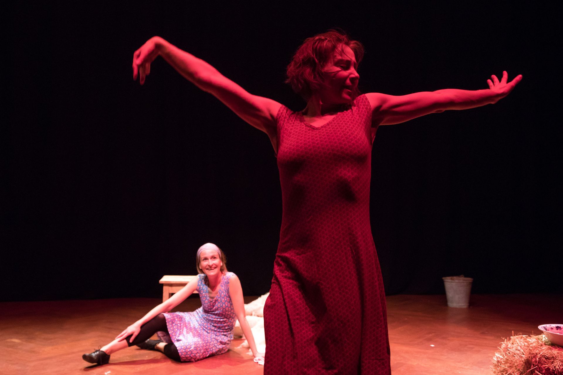 Eine Frau in einem roten Kleid tanzt auf einer Bühne