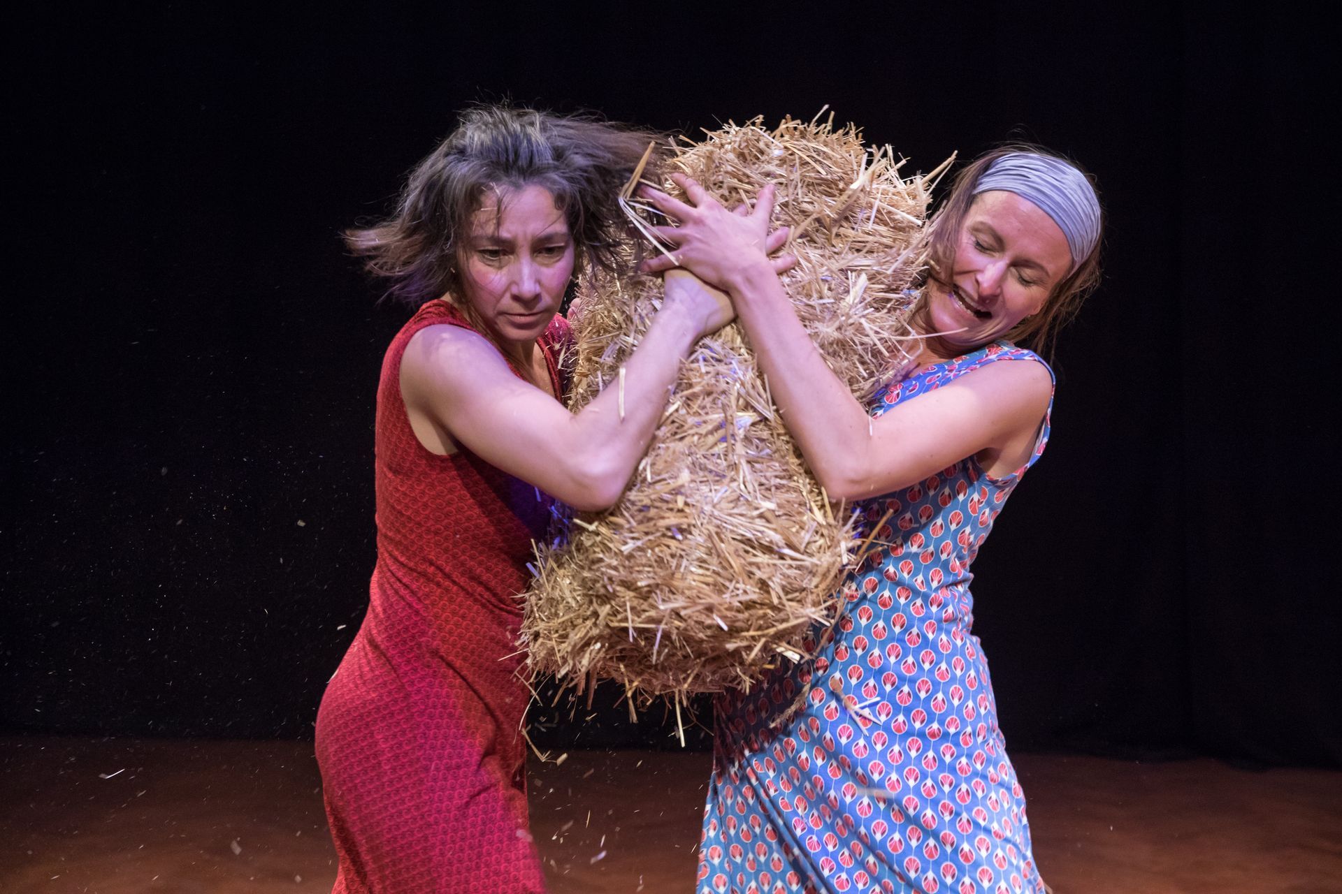 Zwei Frauen streiten um einen Heuballen