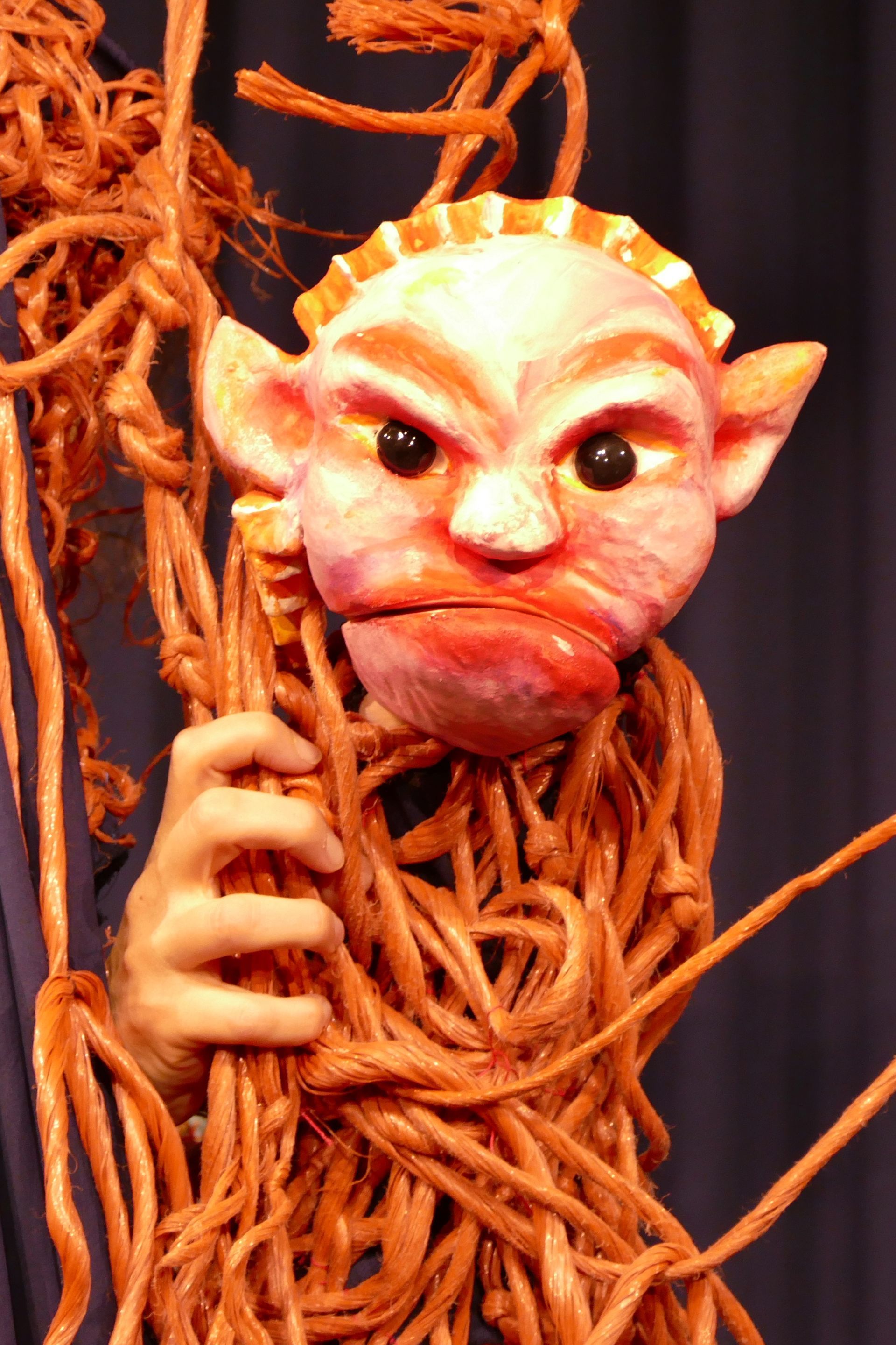 Eine Person hält eine Puppe, die wie Spaghetti aussieht