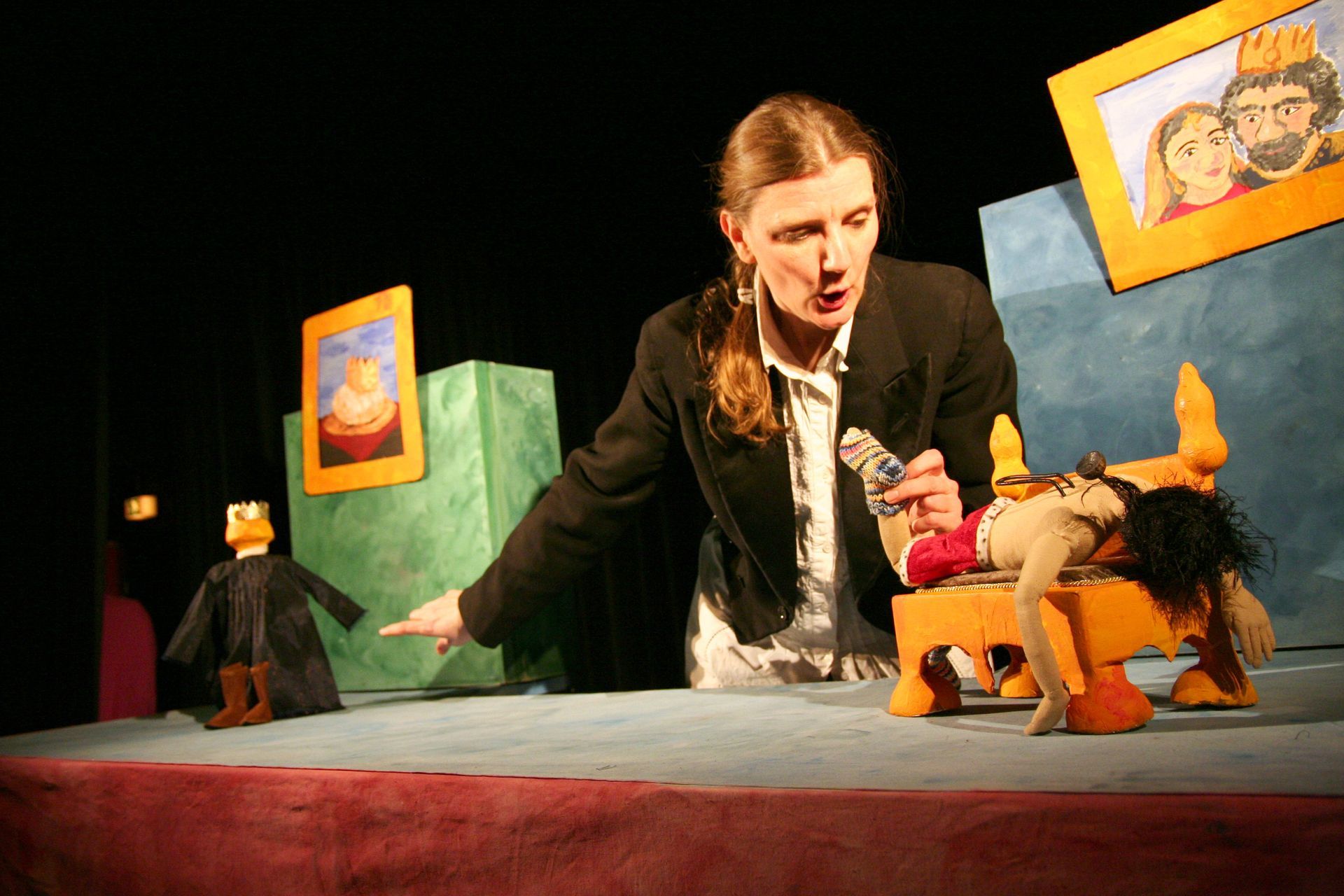 Eine Frau hält eine Puppe von einem Jungen und einem Mädchen