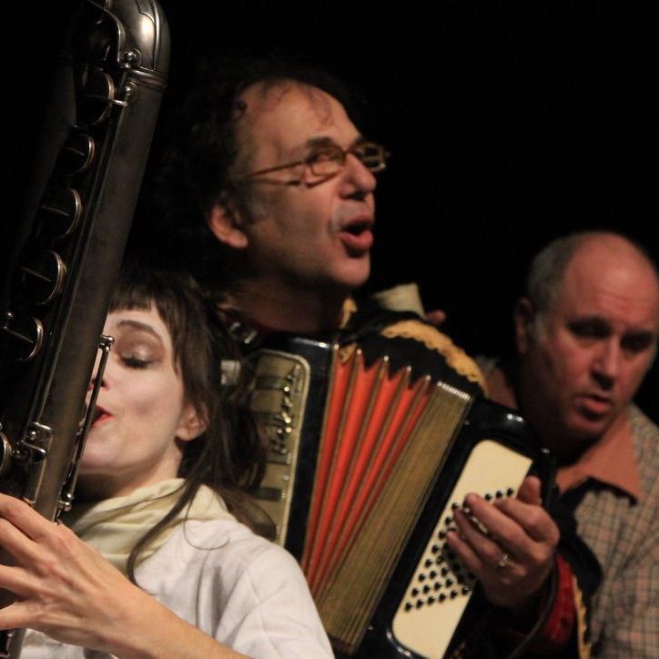 Ein Mann spielt Akkordeon und eine Frau spielt Saxophon