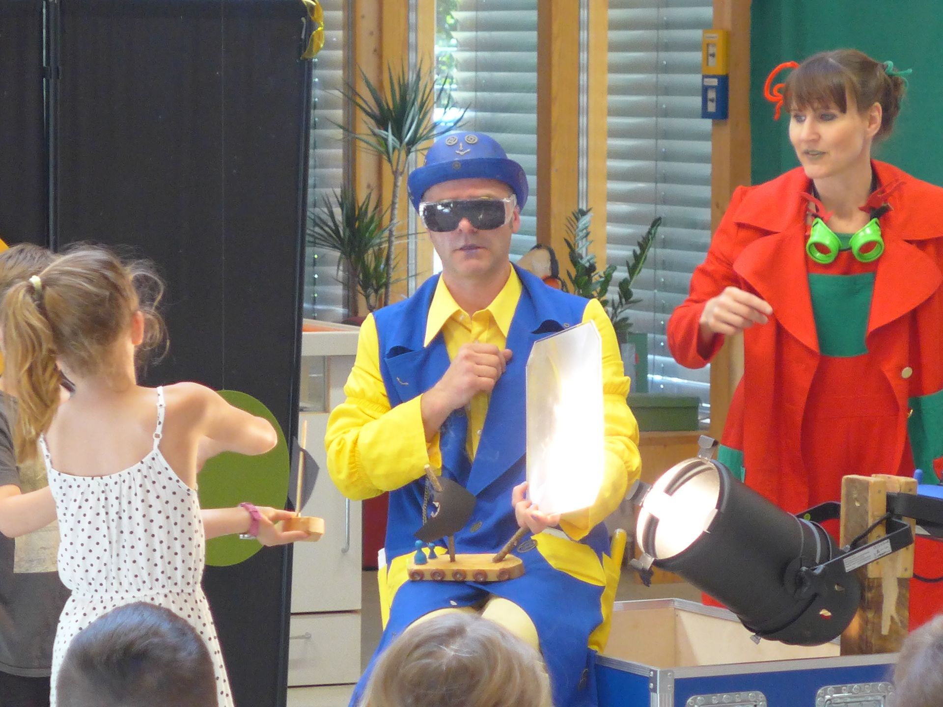 Ein Mann in einem blau-gelben Outfit spielt eine Trommel