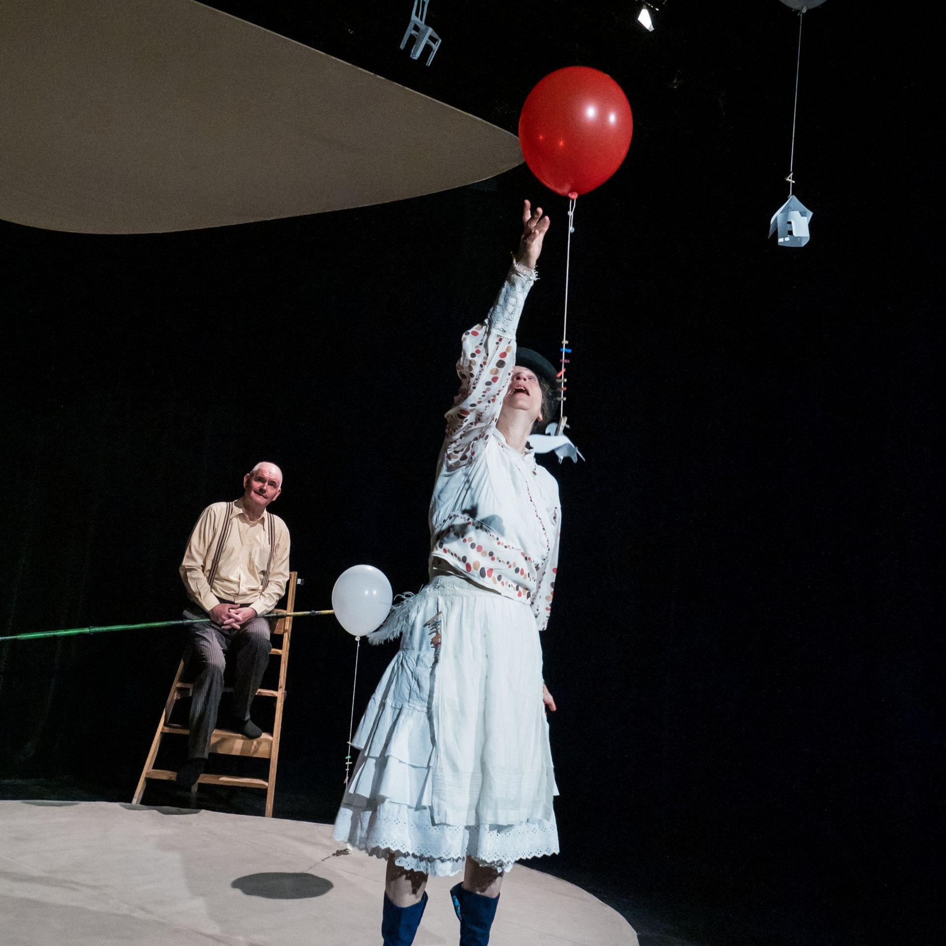 Ein Mann spielt Kontrabass neben einer Frau in einem schwarzen Kleid