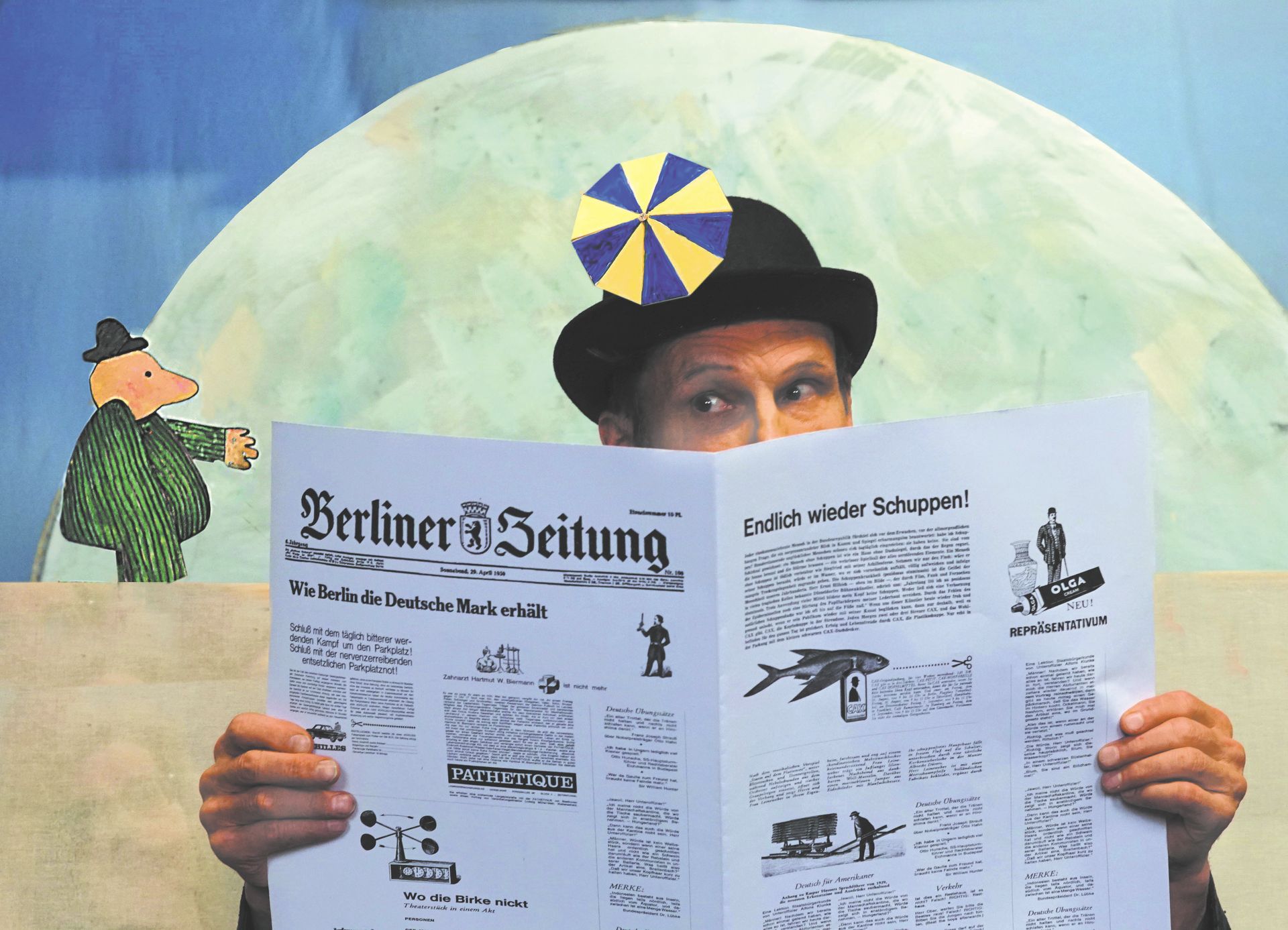 Eine Frau in einer roten Jacke steht neben einer anderen Frau