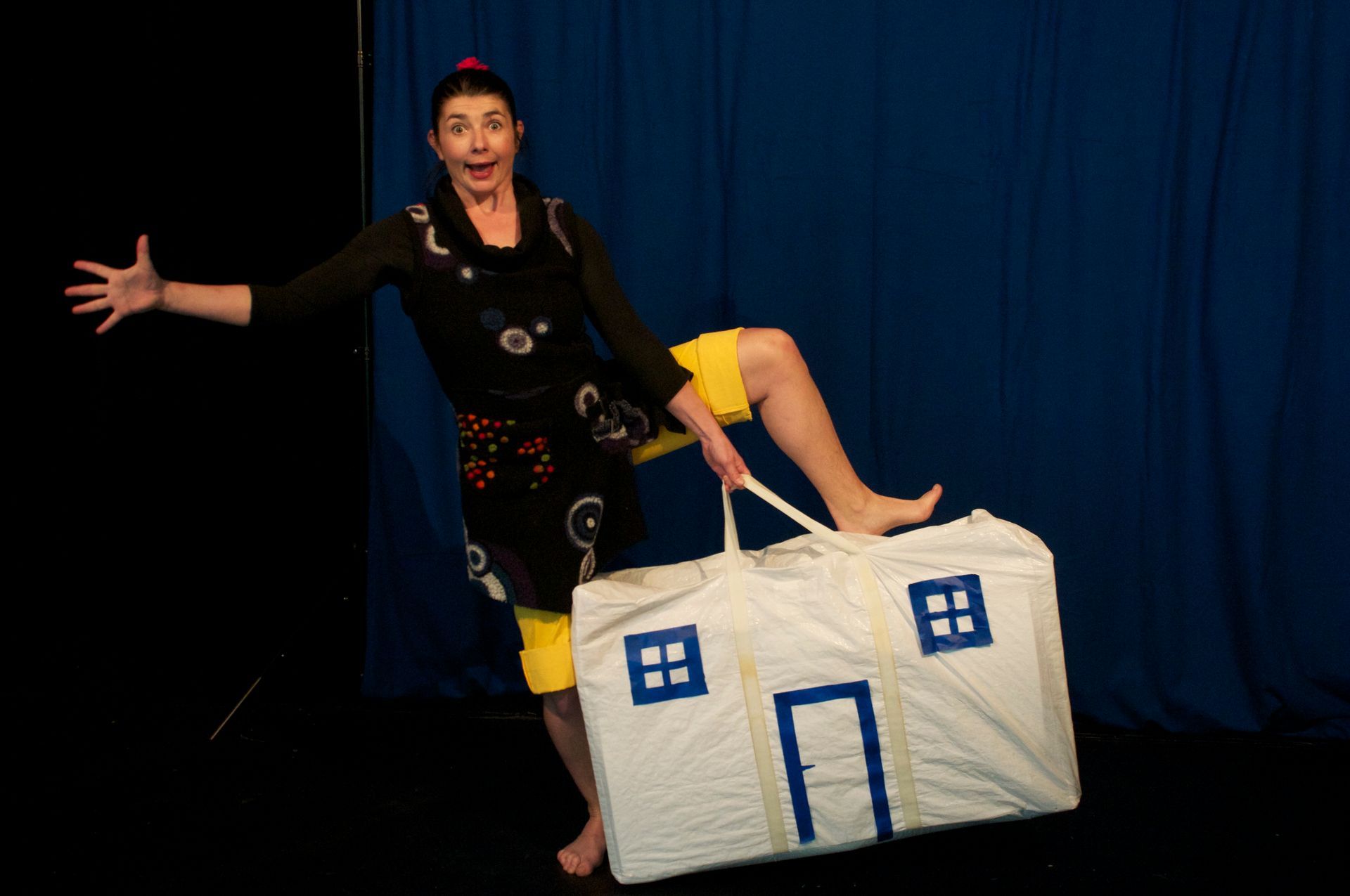 Eine Frau in einer roten Jacke steht neben einer anderen Frau