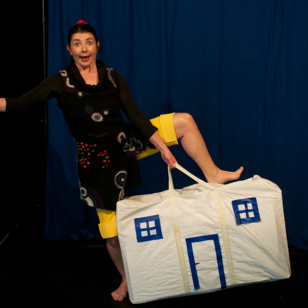 Ein Mann mit Helm sitzt in einem roten Spielzeug-Feuerwehrauto