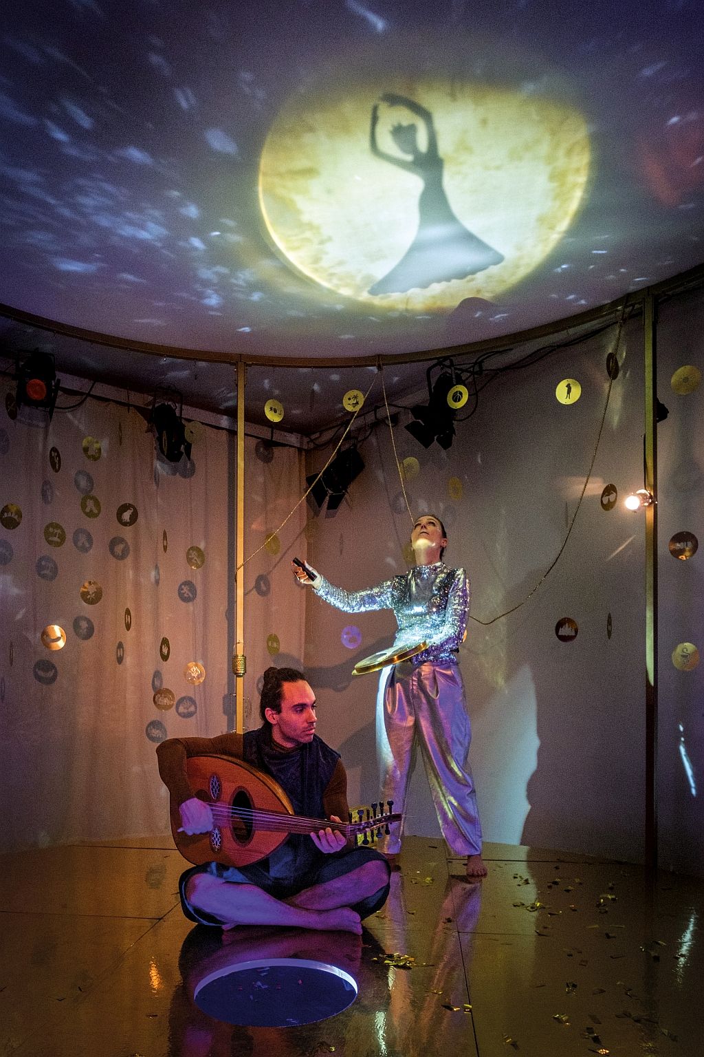 Eine Frau hält eine Puppe von einem Jungen und einem Mädchen