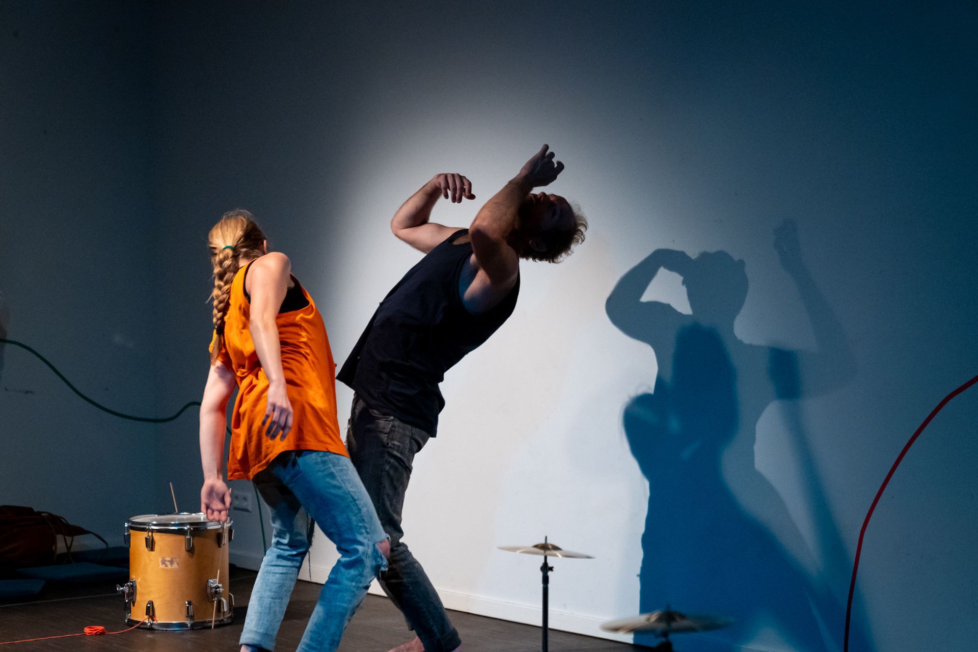 Ein Mann und eine Frau tanzen vor einem Schlagzeug