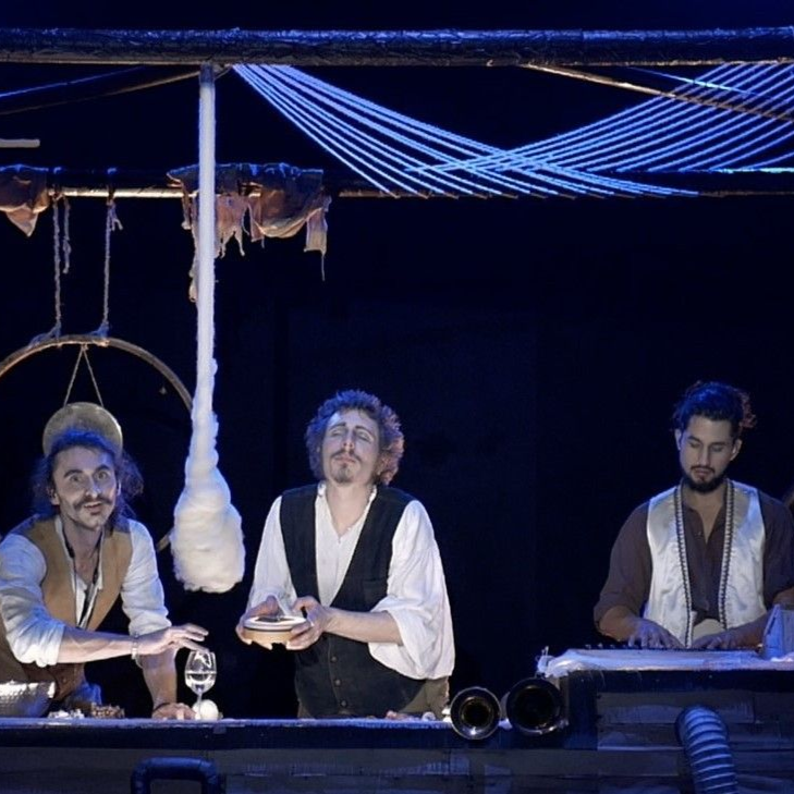 Eine Puppe reitet auf dem Rücken eines Rentiers