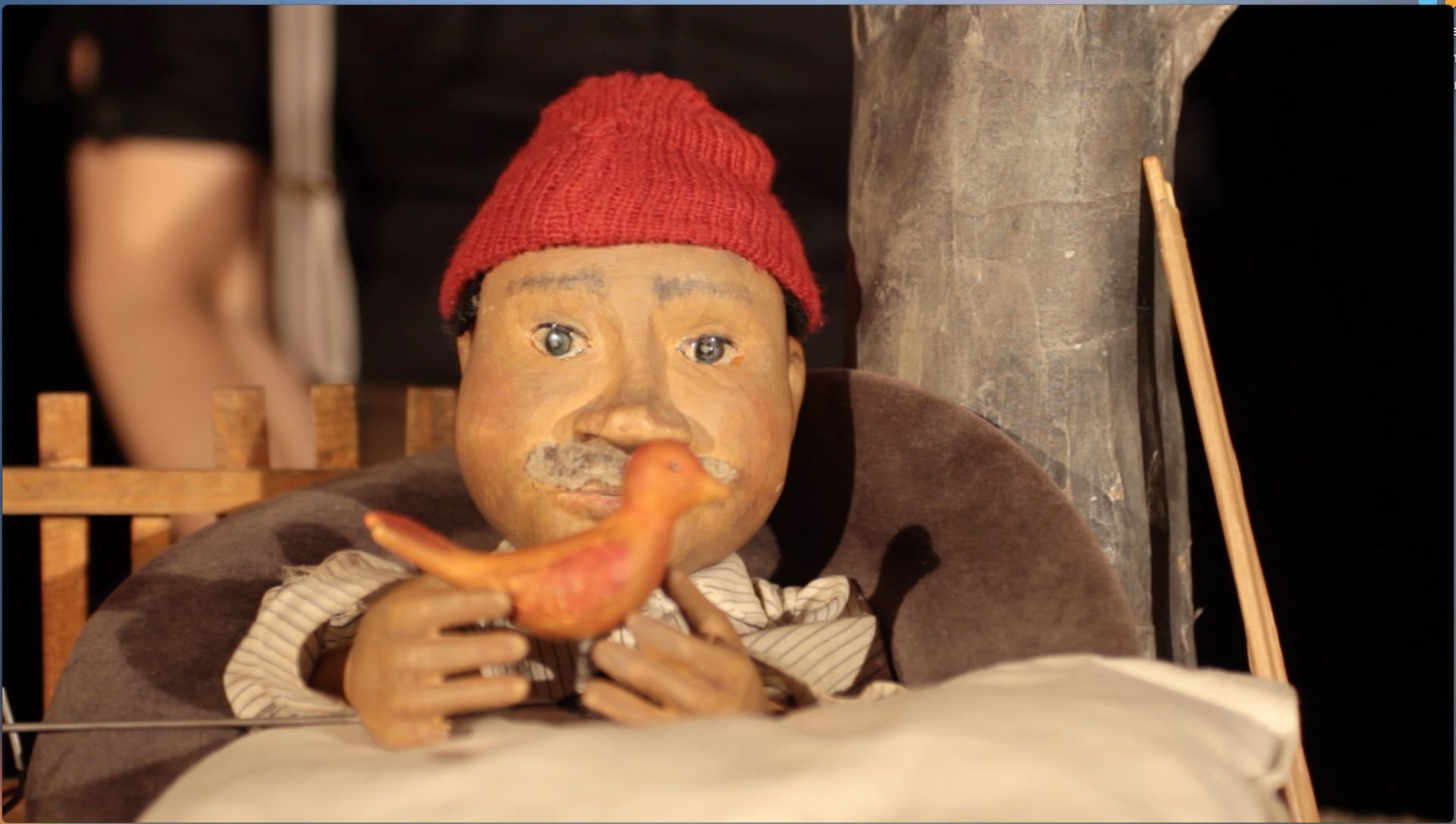 Eine Fee mit Flügeln und einer Krone fliegt durch die Luft.