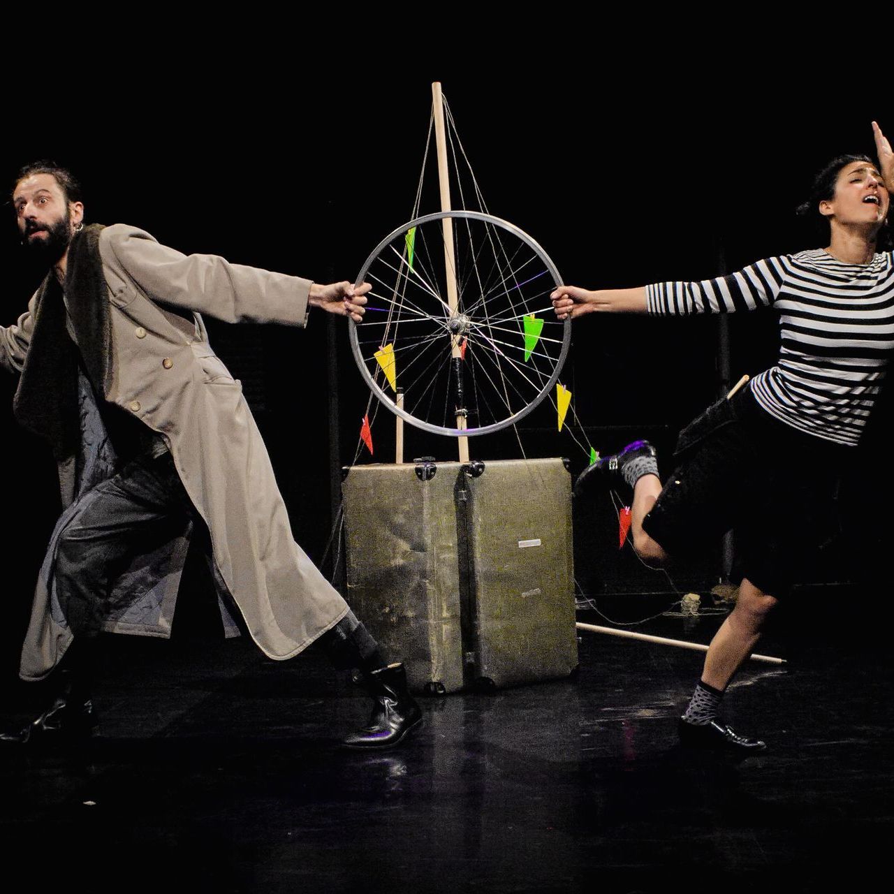 Ein Mann und eine Frau tanzen vor einem Riesenrad