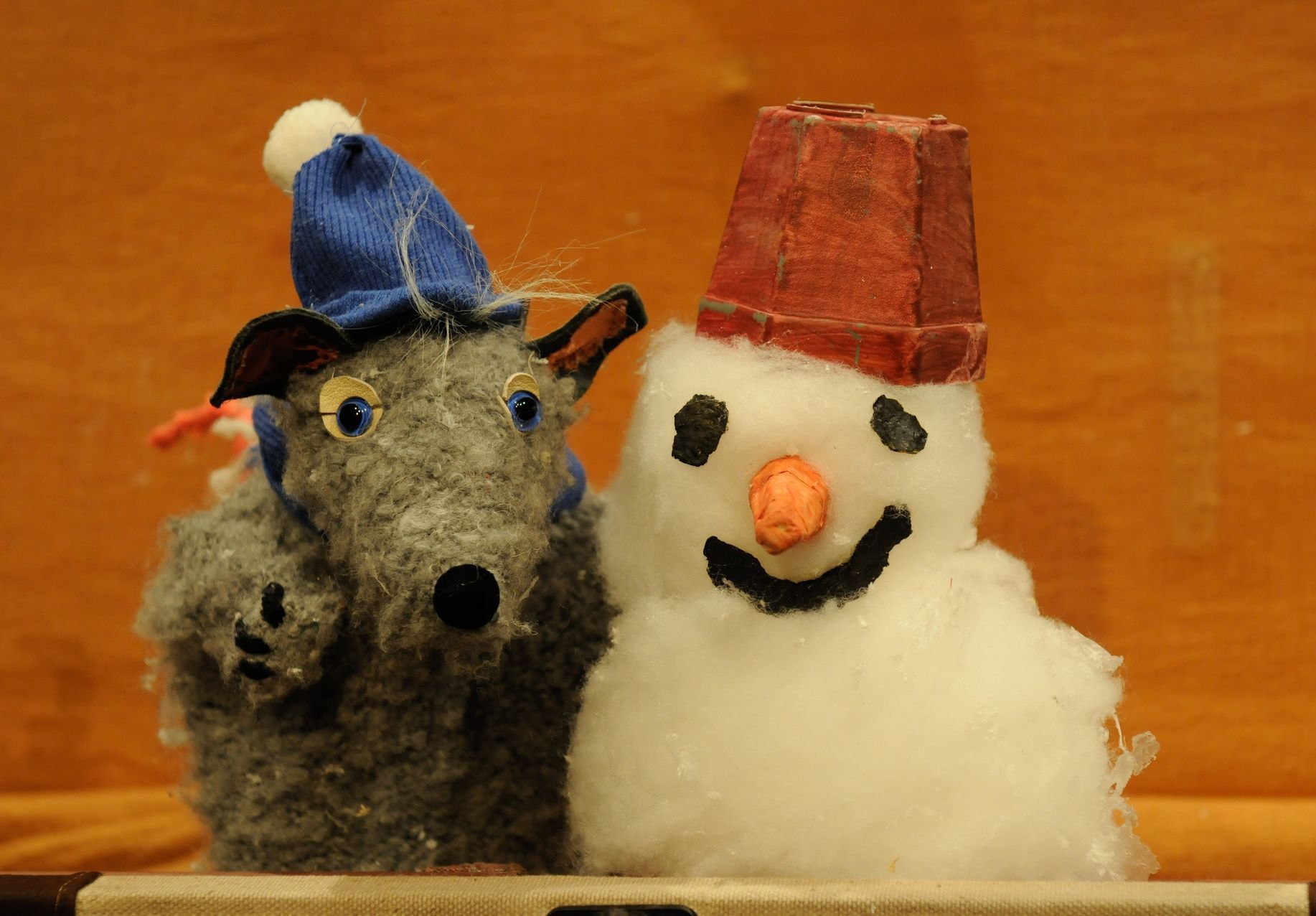 Ein Wolf und ein Schneemann stehen nebeneinander