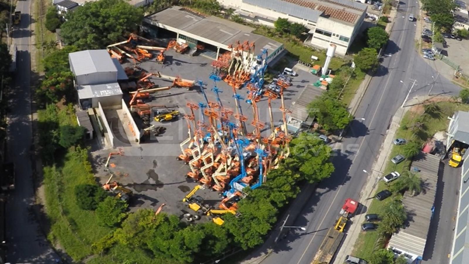 Uma vista aérea de uma montanha-russa em um parque.