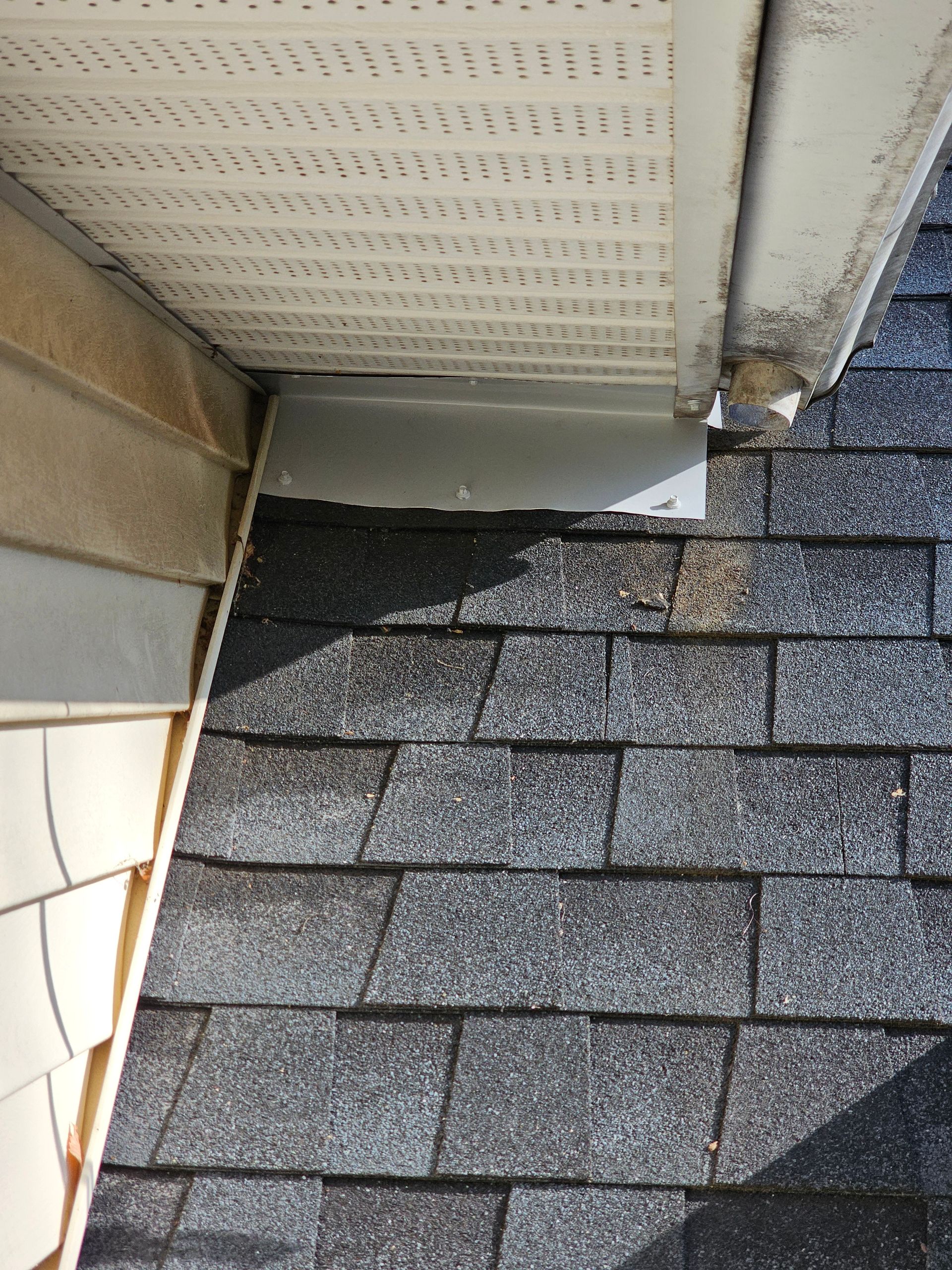 A close up of a roof with shingles on it