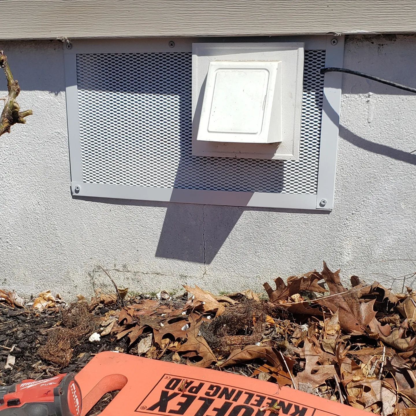 A tool that says kneeling pro on it