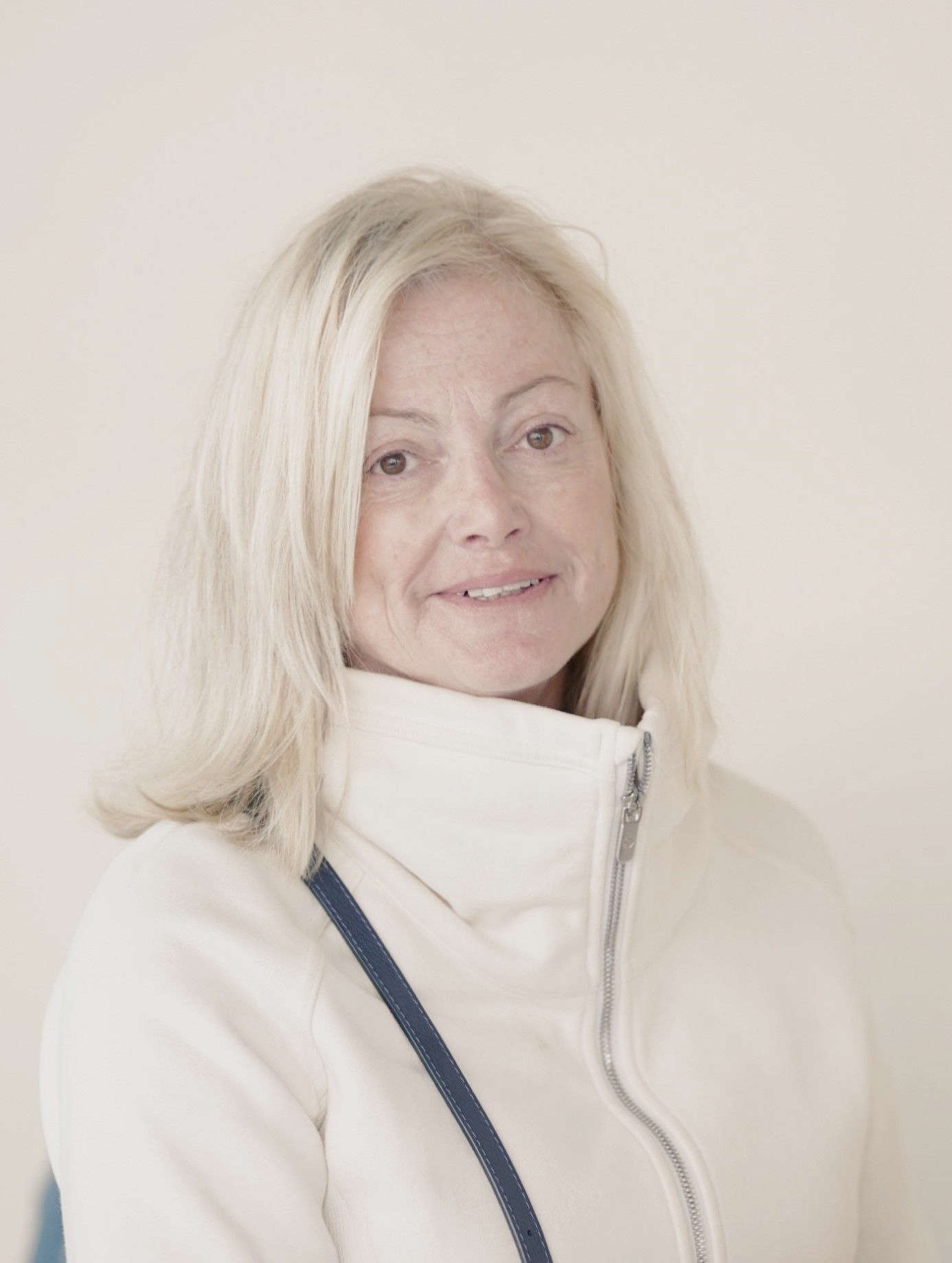 Headshot photo of Jenny Revesz of Travel like Jenny