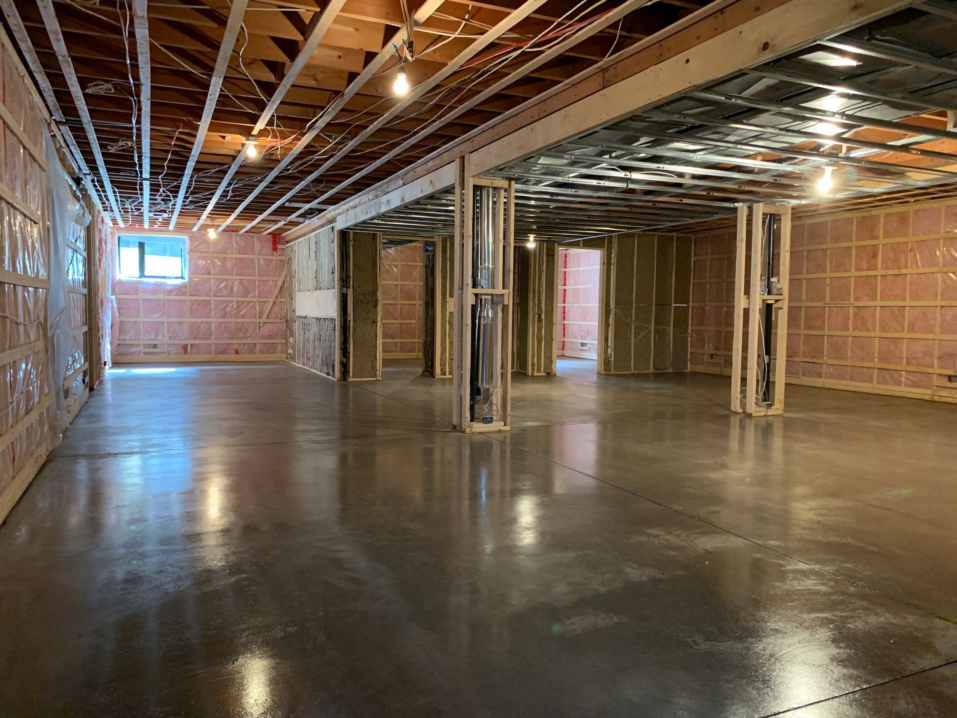 Un grand sous-sol vide en construction avec un sol en béton.